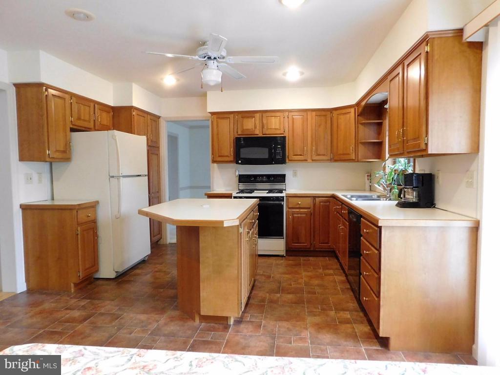 282 Kingsbridge Drive Lititz, PA 17543 - Photo 6 of 20