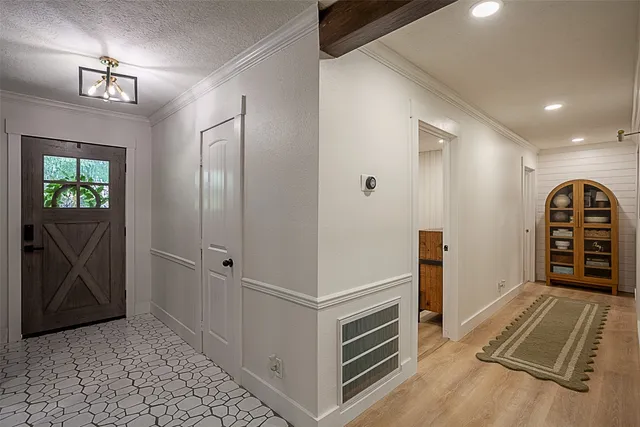 a view of a livingroom with furniture and a ceiling fan