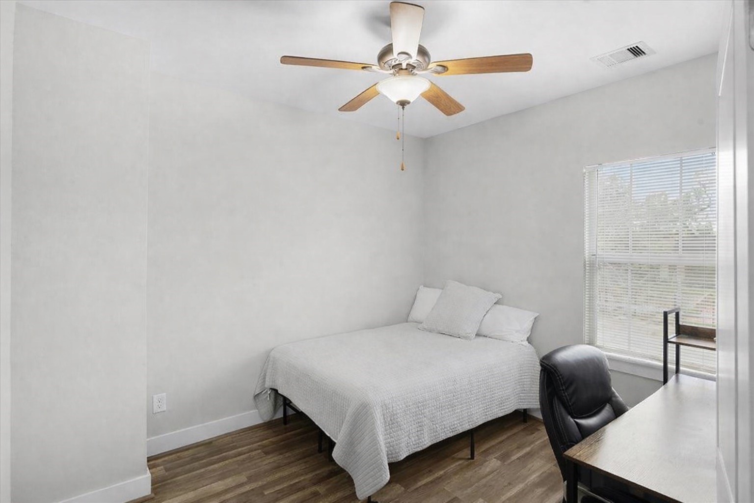 6501 Stratton Street Houston, TX 77023 - Photo 37 of 46 Primary bedroom with ample space and natural light.