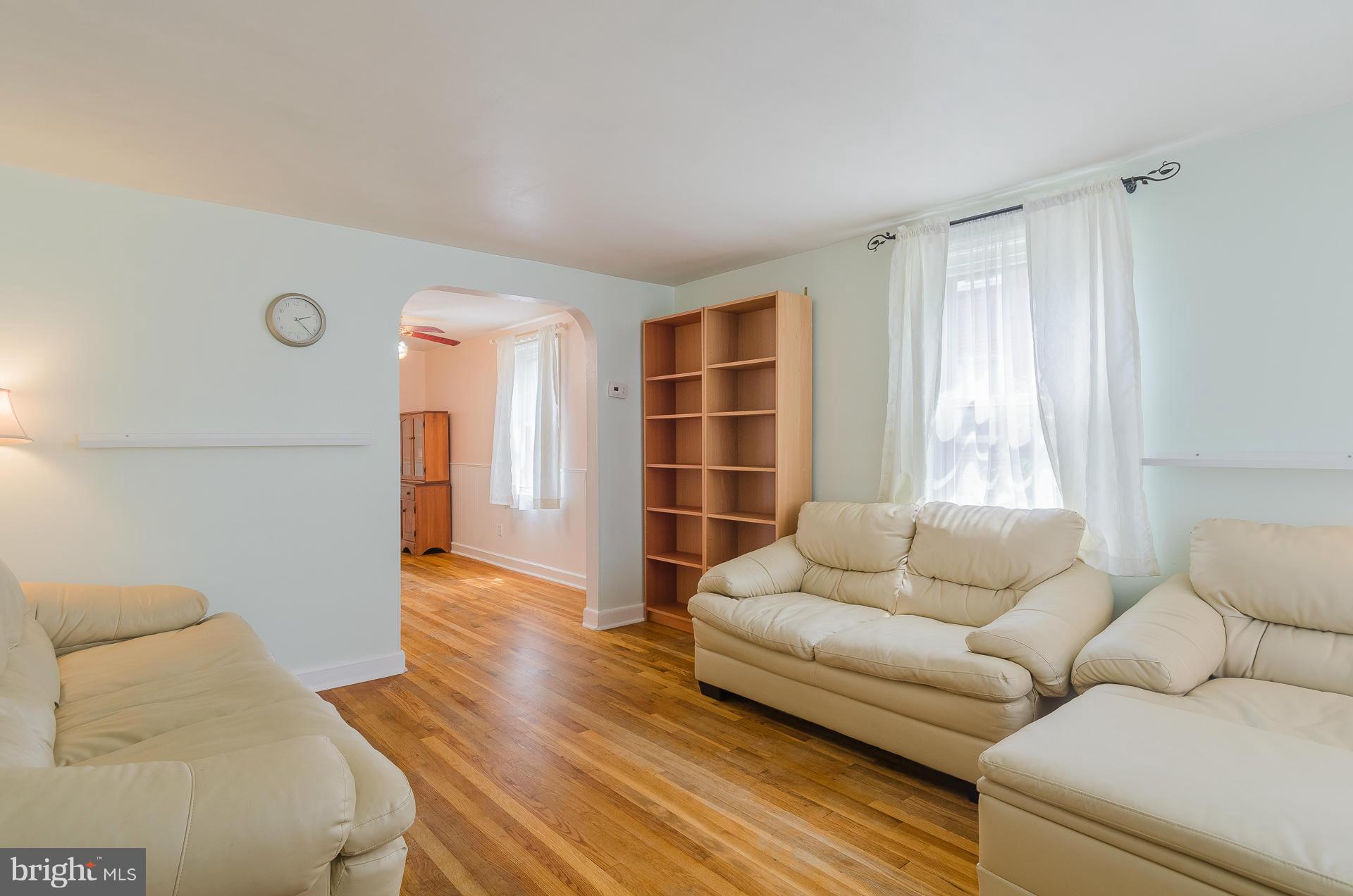 3721 Greenvale Road Baltimore, MD 21229 - Photo 3 of 30 Living Room