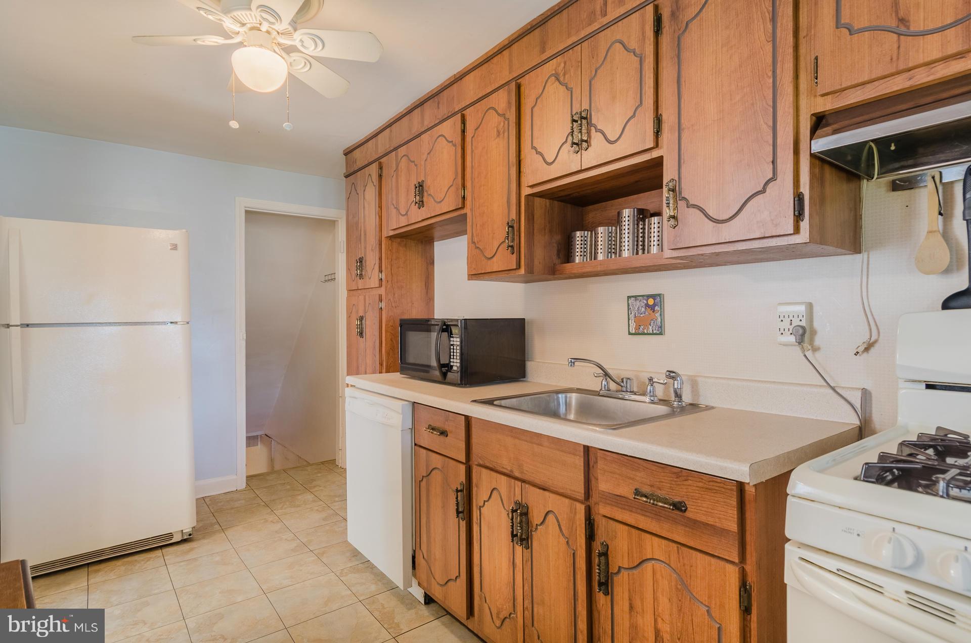 3721 Greenvale Road Baltimore, MD 21229 - Photo 9 of 30 Kitchen