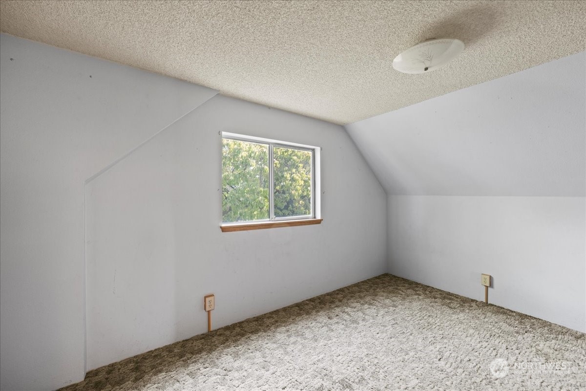 703 Washington Street Walla Walla, WA 99362 - Photo 12 of 30 an empty room with a window