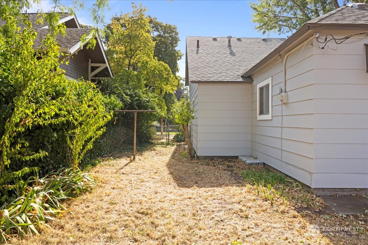703 Washington Street Walla Walla, WA 99362 - Photo 20 of 30 a view of a backyard