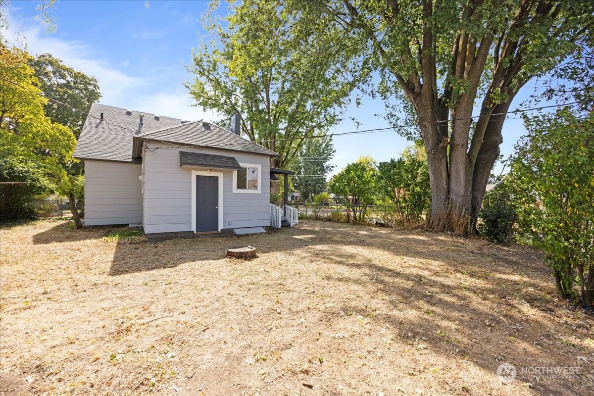 703 Washington Street Walla Walla, WA 99362 - Photo 21 of 30 a backyard of a house with a large tree