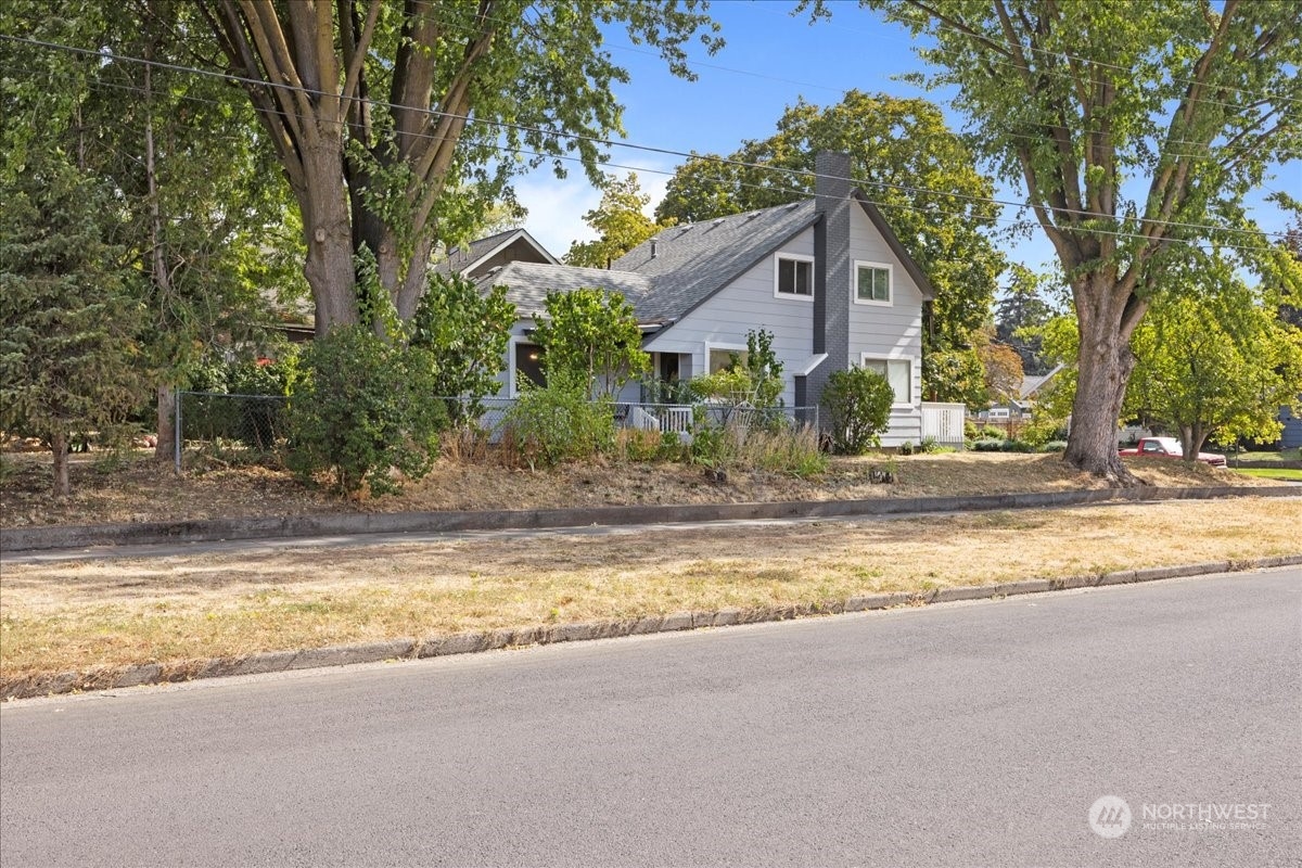 703 Washington Street Walla Walla, WA 99362 - Photo 24 of 30 a front view of house with yard and green space