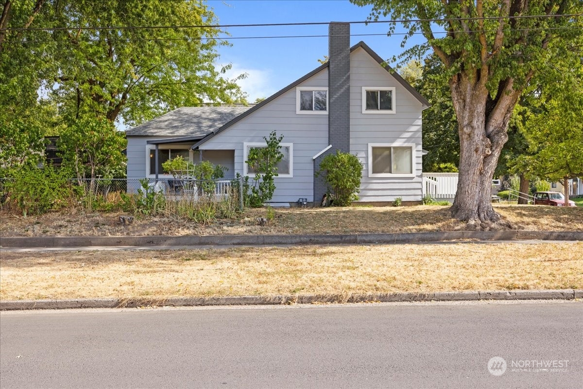 703 Washington Street Walla Walla, WA 99362 - Photo 26 of 30 a view of a house with a yard