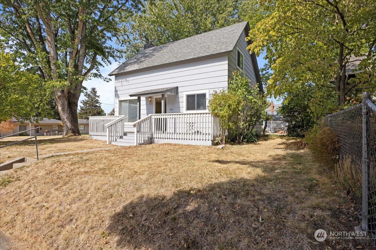 703 Washington Street Walla Walla, WA 99362 - Photo 27 of 30 a front view of a house with a yard covered in snow
