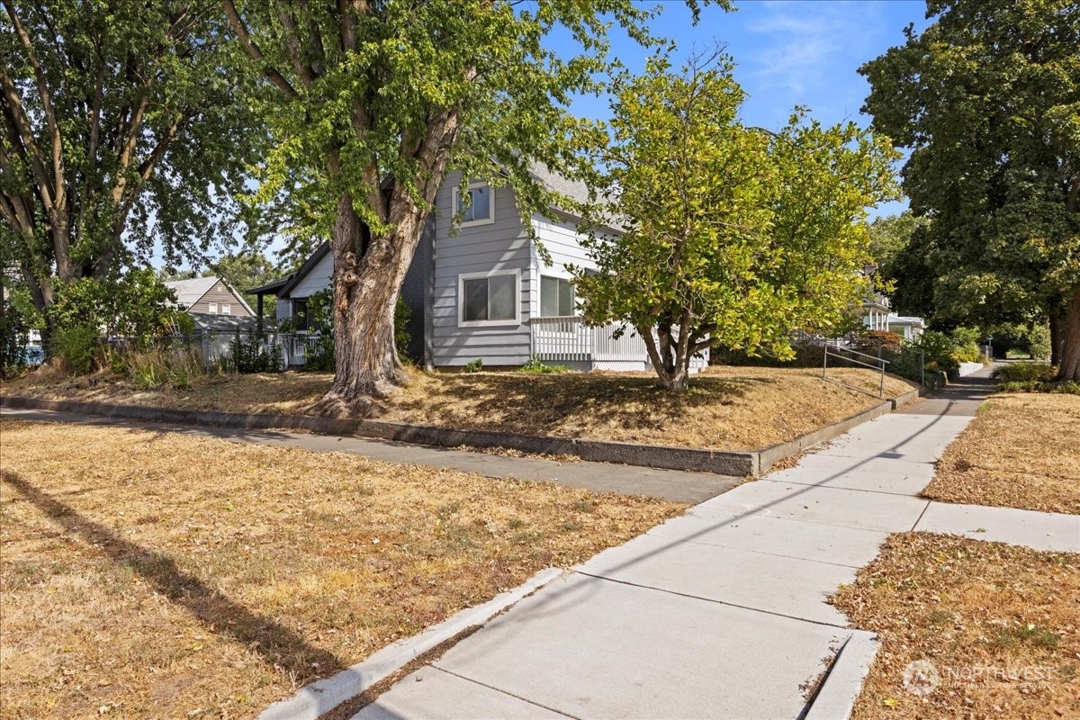 703 Washington Street Walla Walla, WA 99362 - Photo 28 of 30 a view of a house with a yard