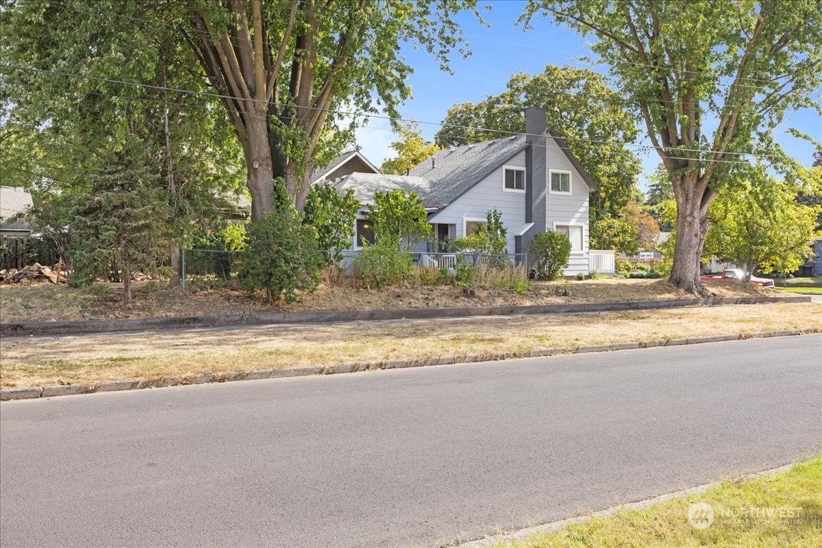 703 Washington Street Walla Walla, WA 99362 - Photo 3 of 30 a front view of a house with a yard and a garage
