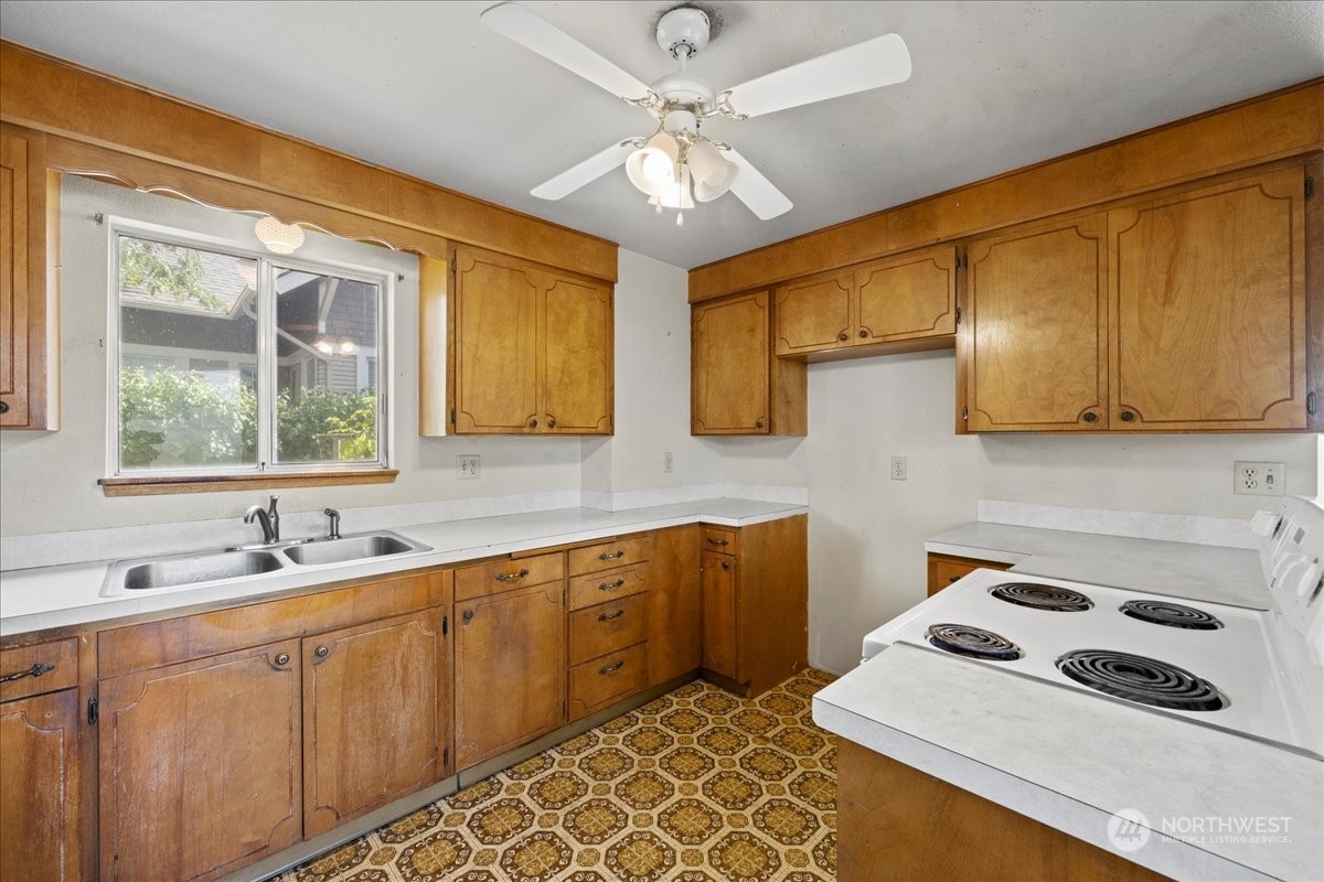 703 Washington Street Walla Walla, WA 99362 - Photo 6 of 30 a kitchen with stainless steel appliances granite countertop a sink a stove and cabinets