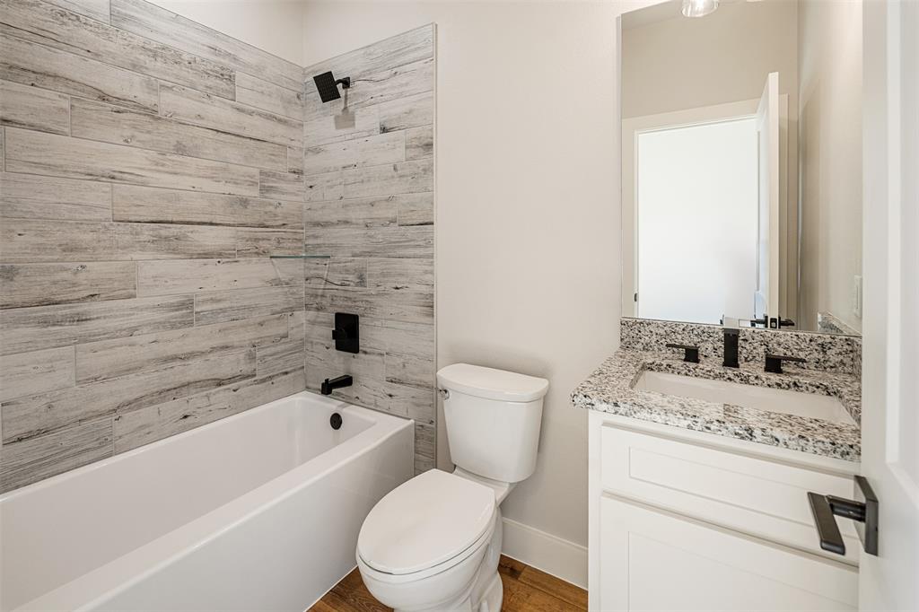 502 Limestone Circle Mabank, TX 75147 - Photo 23 of 38 a bathroom with a toilet sink a mirror and bathtub