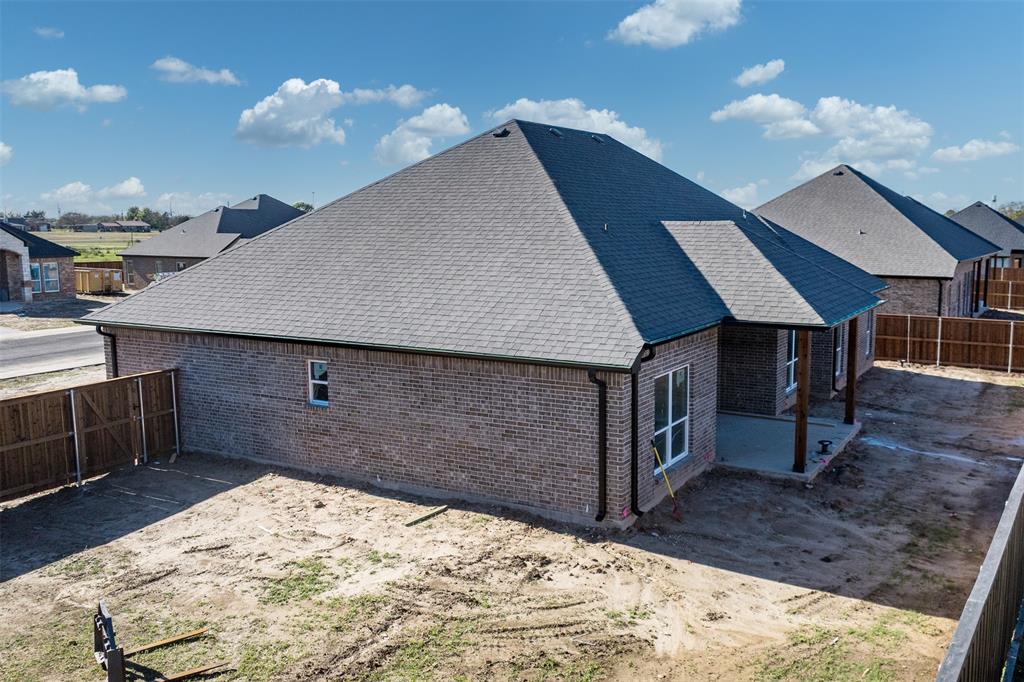 502 Limestone Circle Mabank, TX 75147 - Photo 5 of 11 a view of a livingroom with furniture and chandelier
