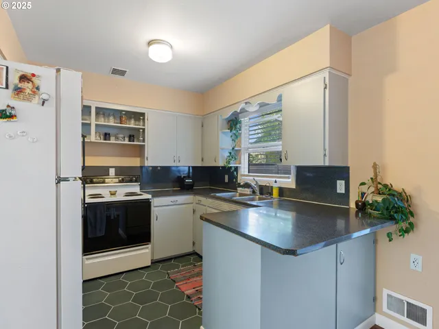 $487,000 | 5425 North Syracuse Street, Portland, OR 97203