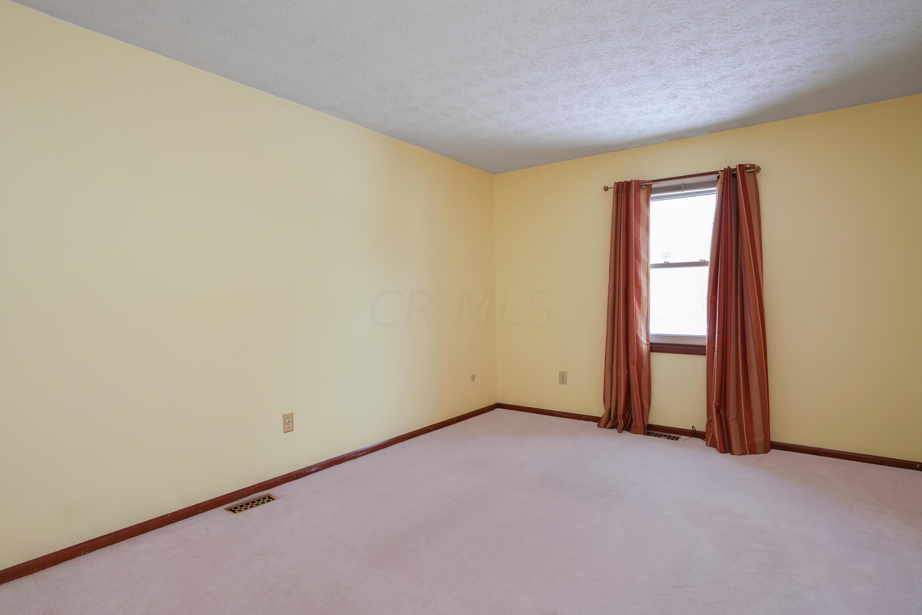 5407 Roscommon Road Dublin, OH 43017 - Photo 22 of 37 Primary bedroom suite