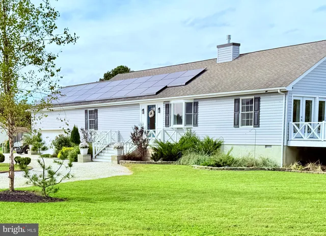 a view of a house with backyard and garden