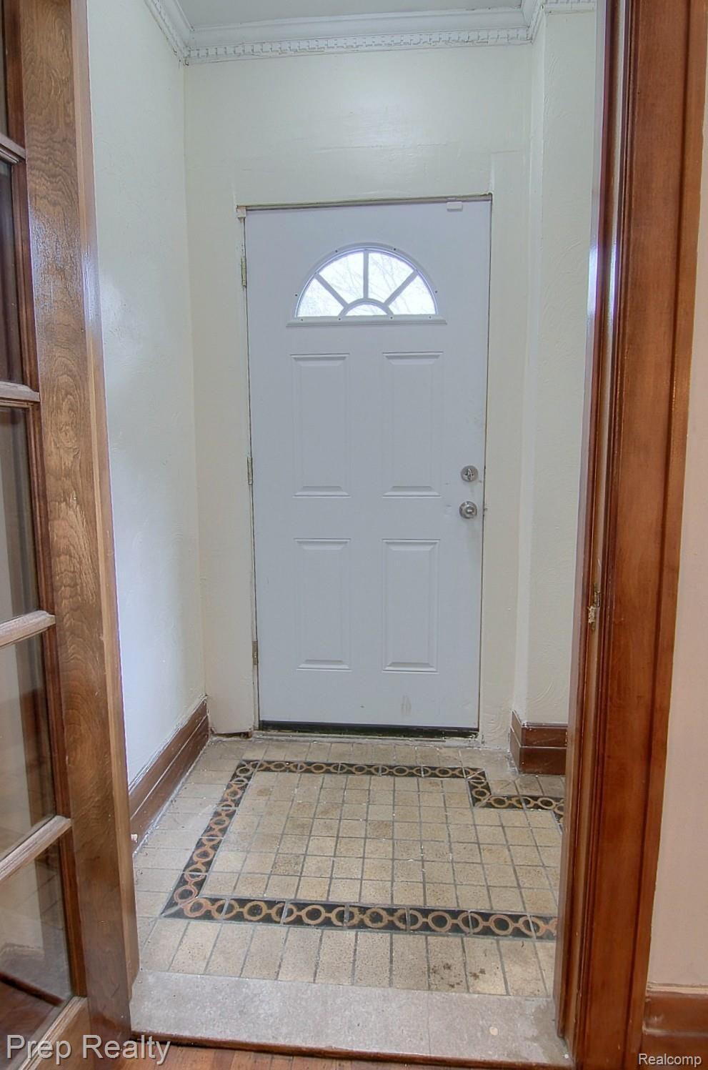 2000 Atkinson Street Detroit, MI 48206 - Photo 4 of 27 4-Foyer.jpg