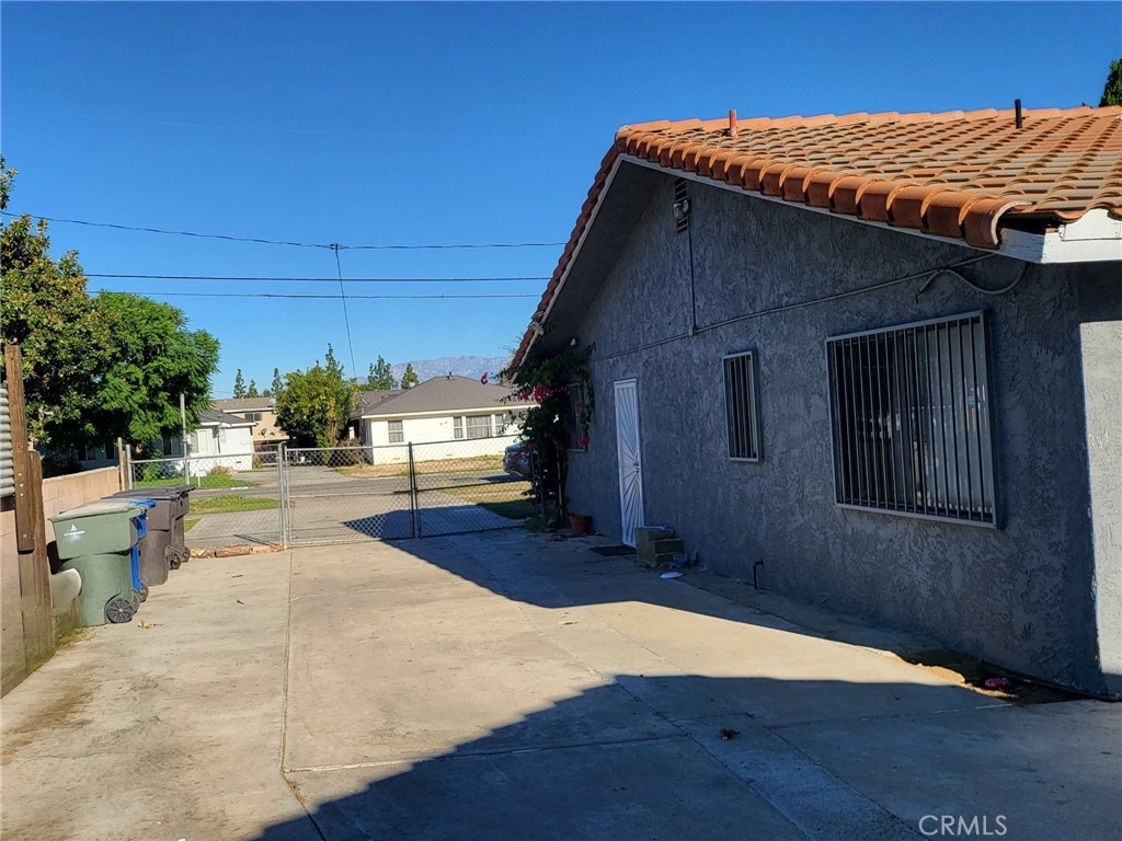 9460 Garfield Street Riverside, CA 92503 - Photo 5 of 7 a backyard of a house