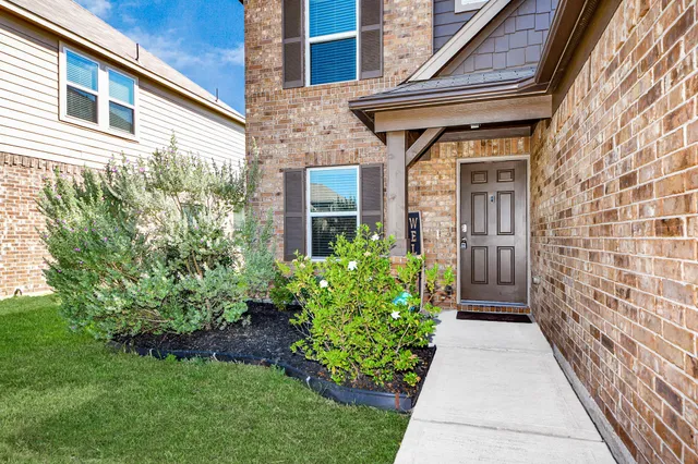 a view of a pathway both side of the house