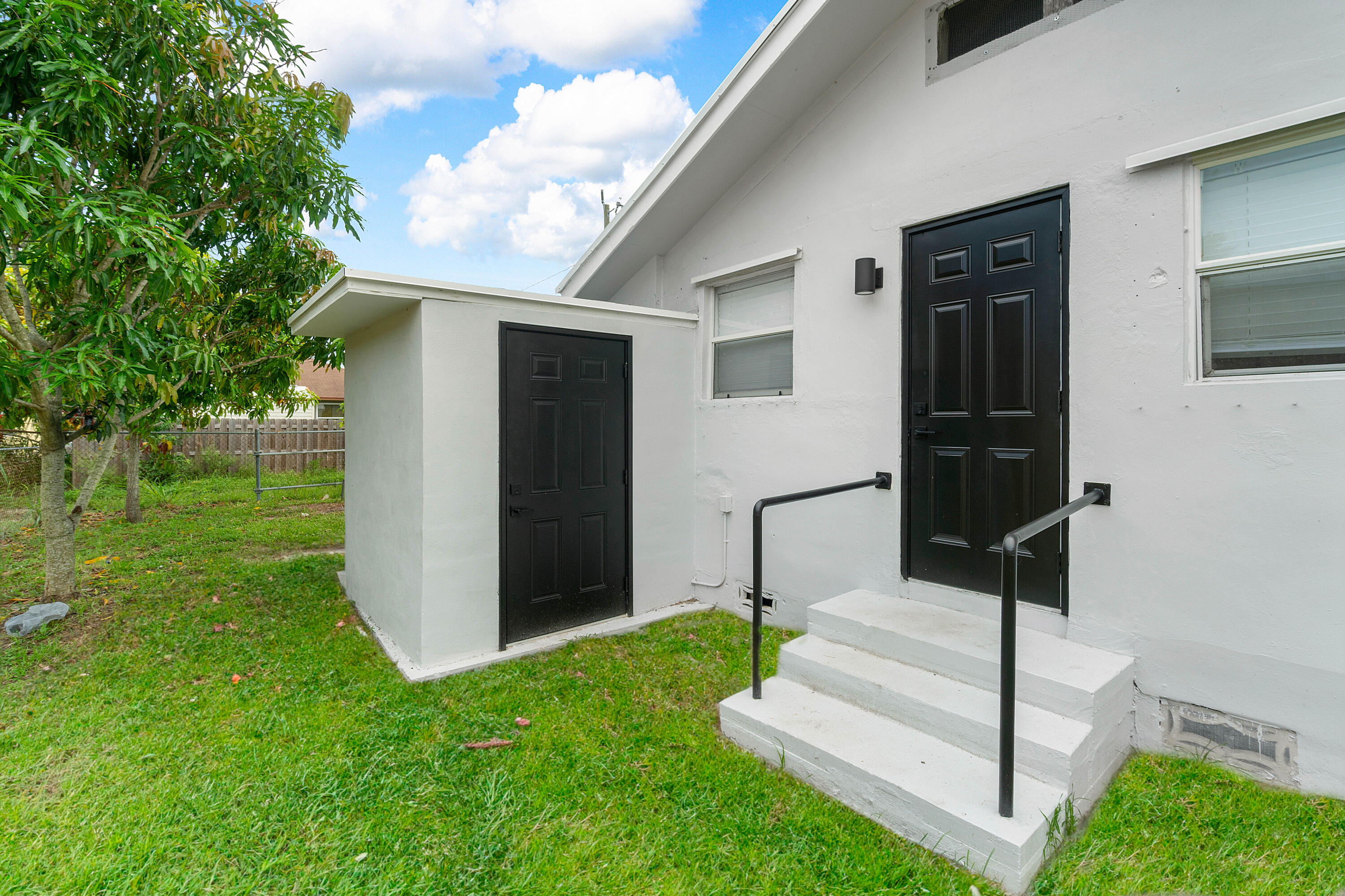 137 Southwest 9th Avenue Delray Beach, FL 33444 - Photo 23 of 26 a front view of a house with garden