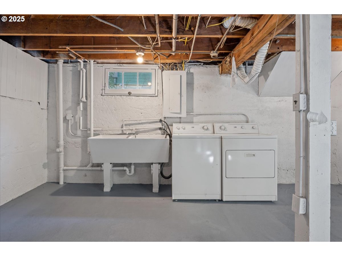 3448 Southeast Sherman Street Portland, OR 97214 - Photo 32 of 40 a utility room with dryer and washer