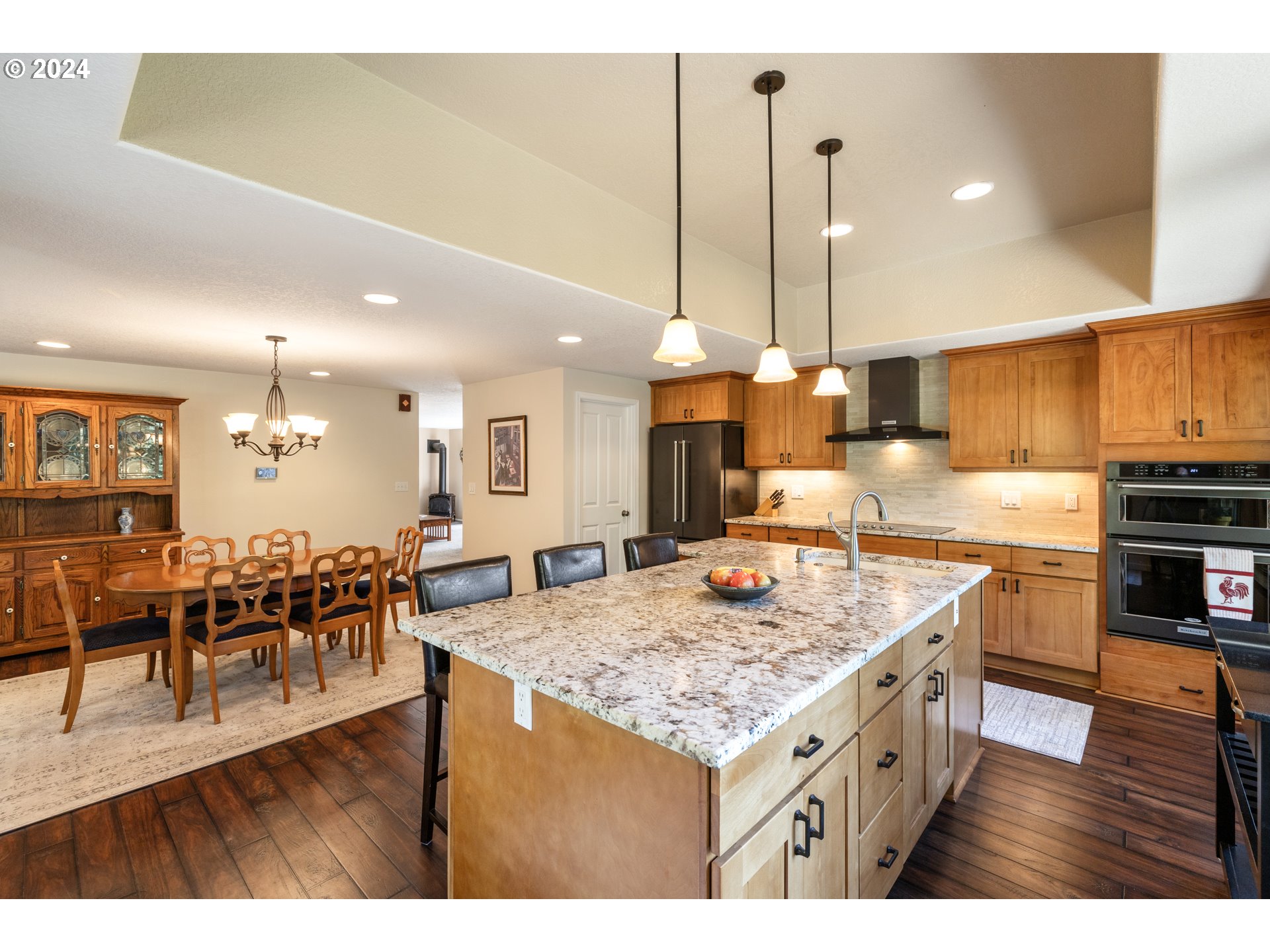 20828 South Mattoon Road Estacada, OR 97023 - Photo 18 of 48 a open kitchen with kitchen island a sink table and chairs