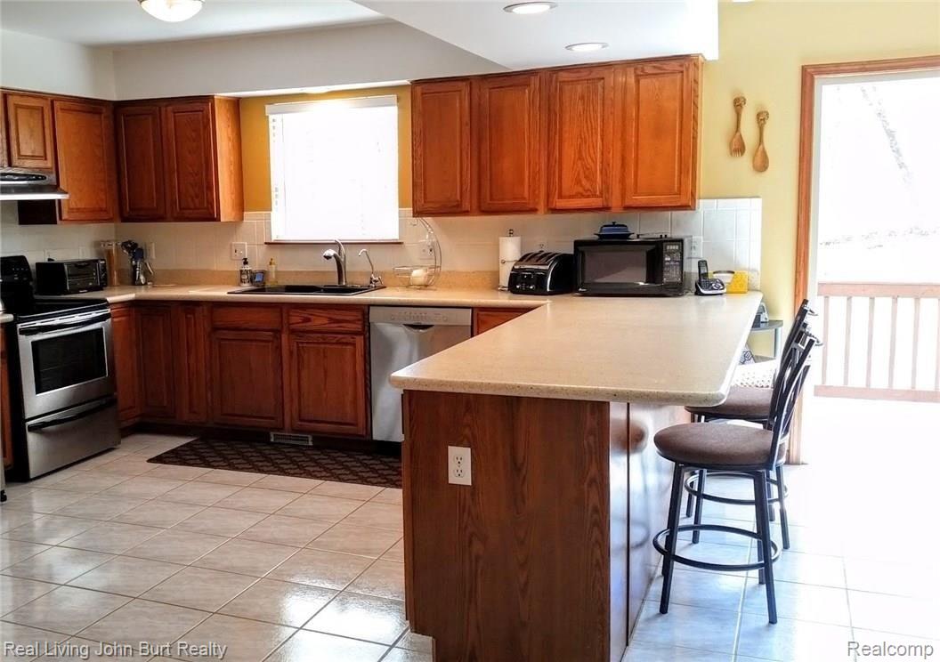 4113 Morgan Road Lake Orion, MI 48359 - Photo 10 of 41 BREAKFAST BAR