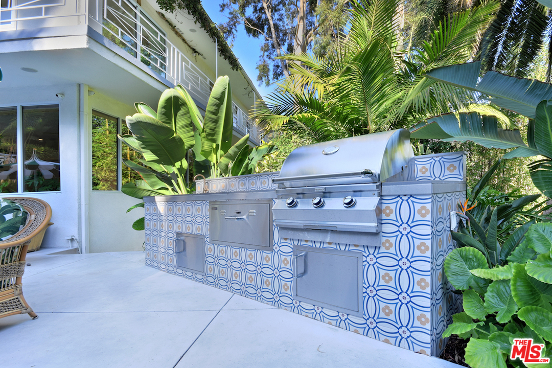 3848 Fredonia Drive Los Angeles, CA 90068 - Photo 21 of 23 a picture of a building