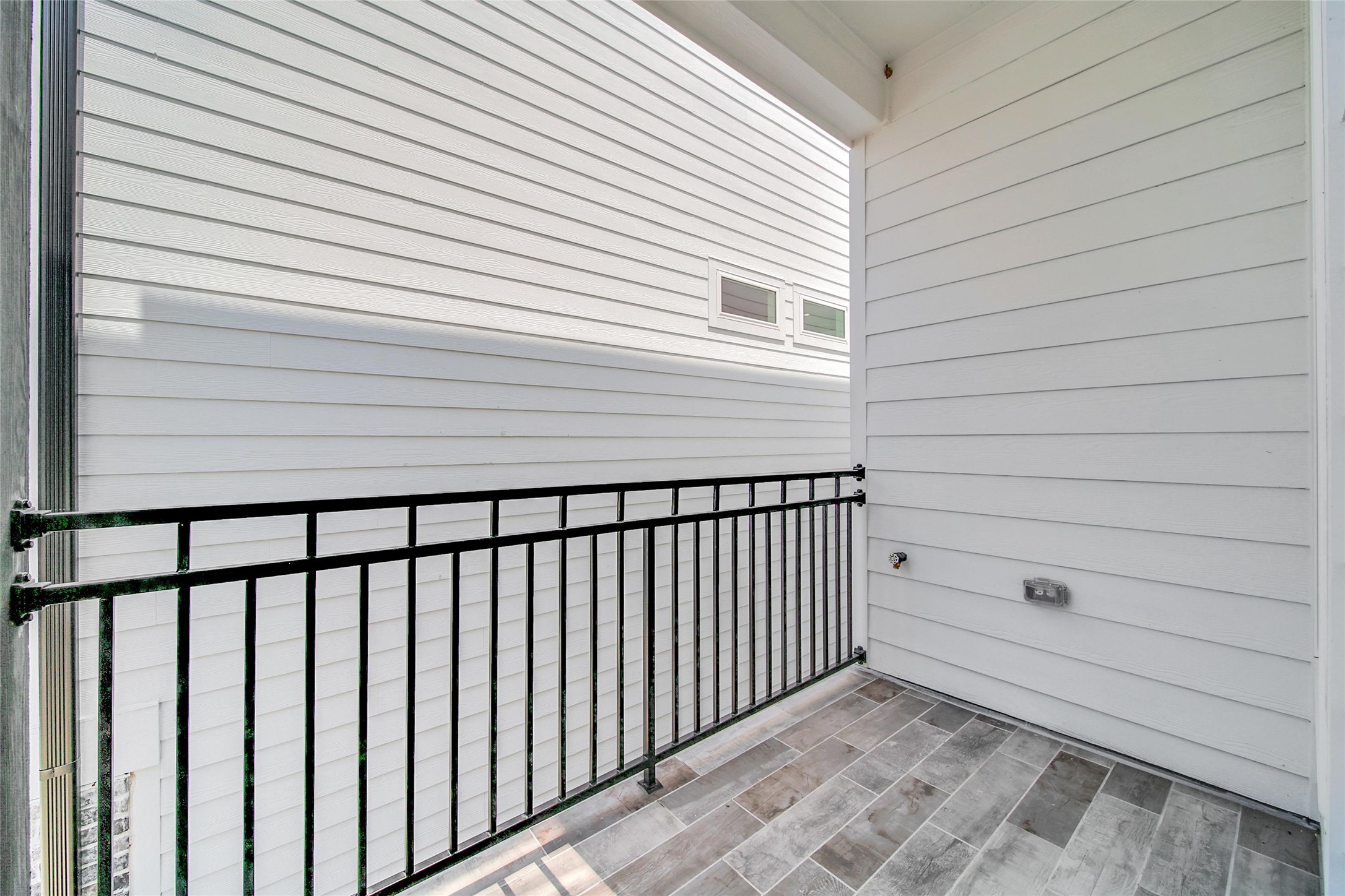 717 Marcella Street, Unit F Houston, TX 77091 - Photo 19 of 37 a view of a balcony