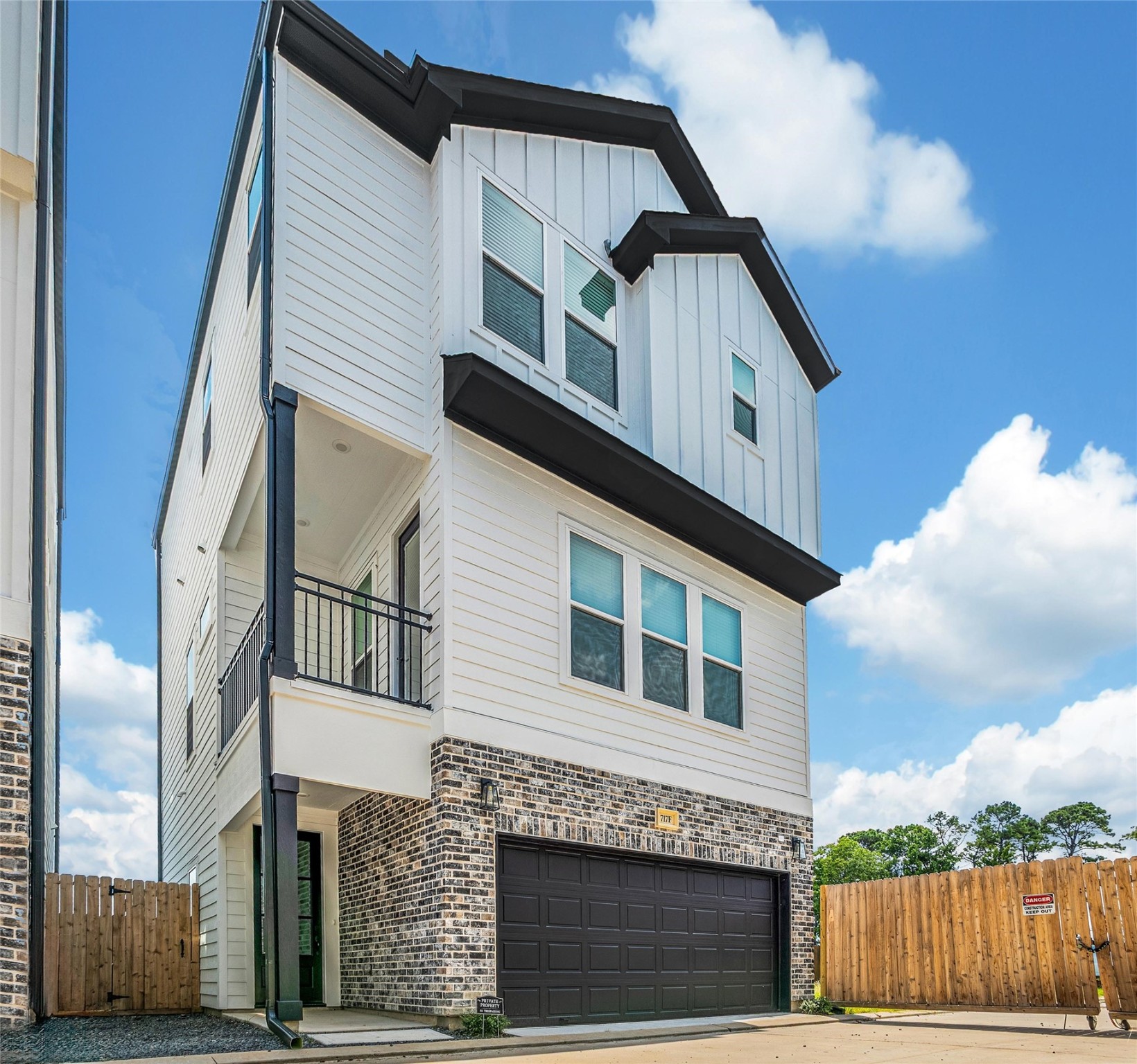 717 Marcella Street, Unit F Houston, TX 77091 - Photo 3 of 37 a view of a house with a balcony