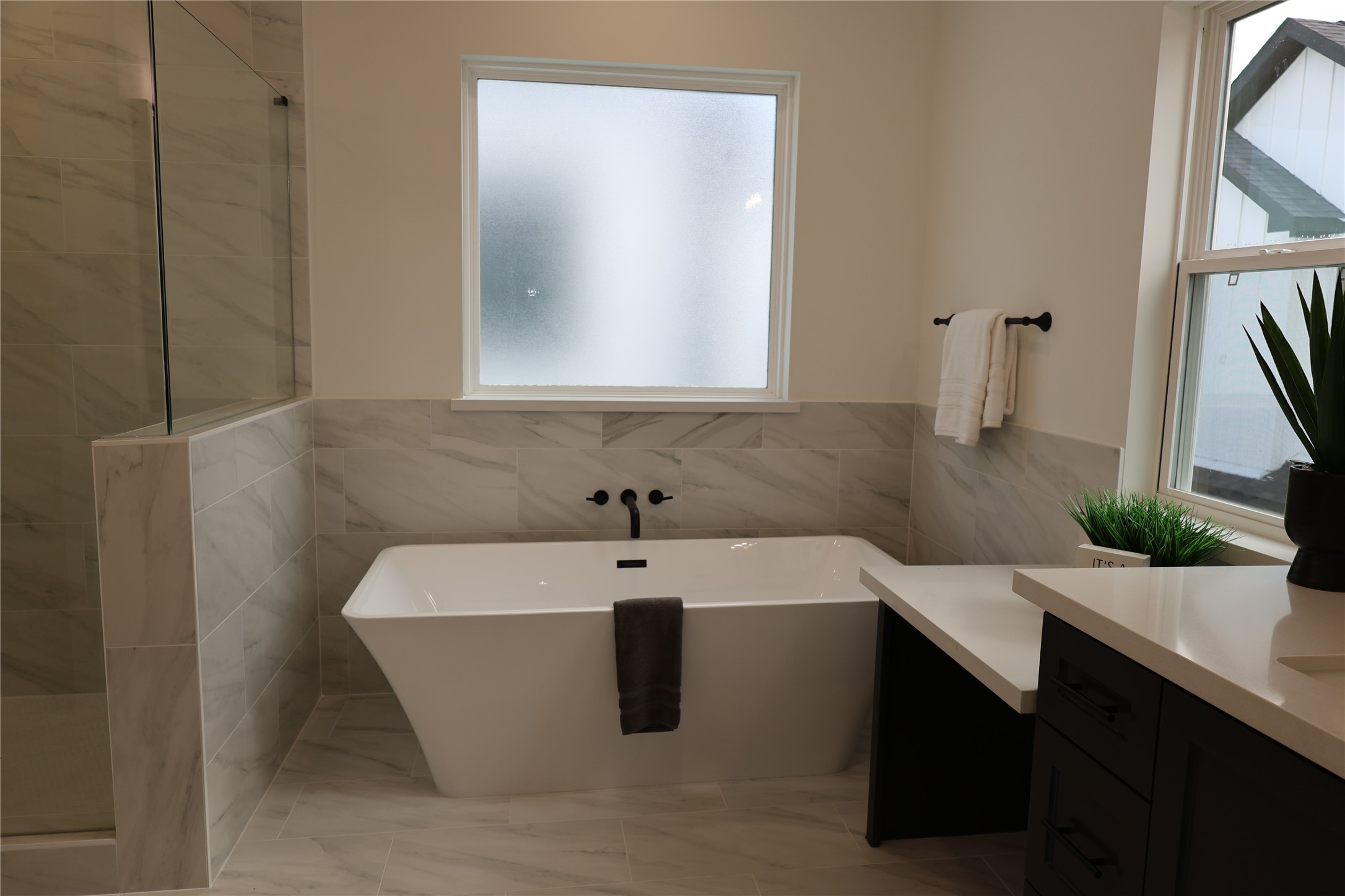 717 Marcella Street, Unit F Houston, TX 77091 - Photo 10 of 37 a bathroom with a sink and a bathtub