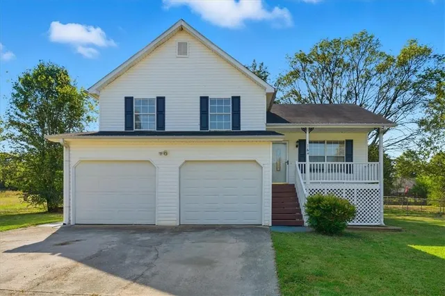 a view of a house with a yard