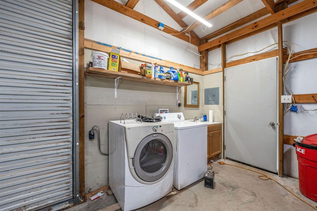 1712 Wells East Road Newcastle, TX 76372 - Photo 17 of 40 a utility room with dryer and washer