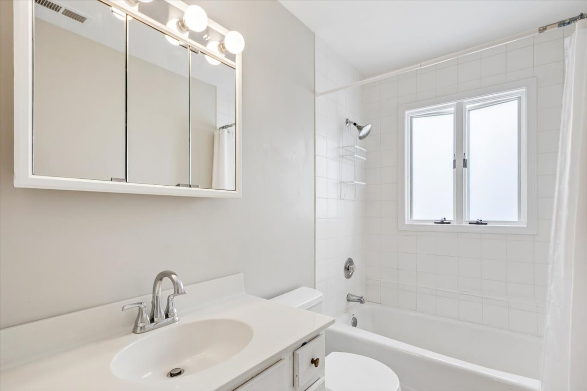 291 Lionel Road Riverside, IL 60546 - Photo 19 of 32 a bathroom with a sink and a bathtub