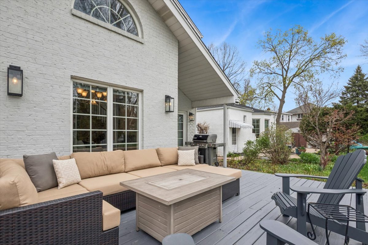291 Lionel Road Riverside, IL 60546 - Photo 22 of 32 a building outdoor space with patio furniture