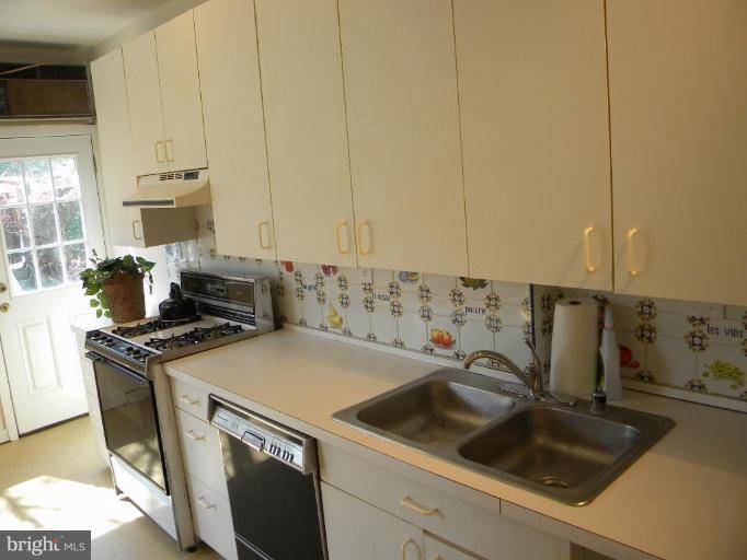 2210 Tunlaw Road Northwest Washington, DC 20007 - Photo 7 of 19 Kitchen #2