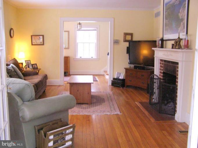 3553 Newland Road Baltimore, MD 21218 - Photo 2 of 30 Living Room
