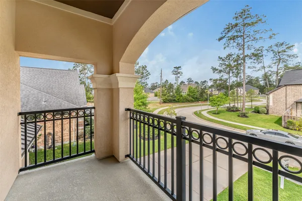 $815,000 | 1006 Blossom Field Lane, Pinehurst, TX 77362