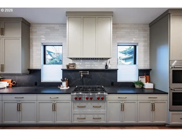 $2,999,900 | 2560 Southwest Glen Eagles Place, Lake Oswego, OR 97034