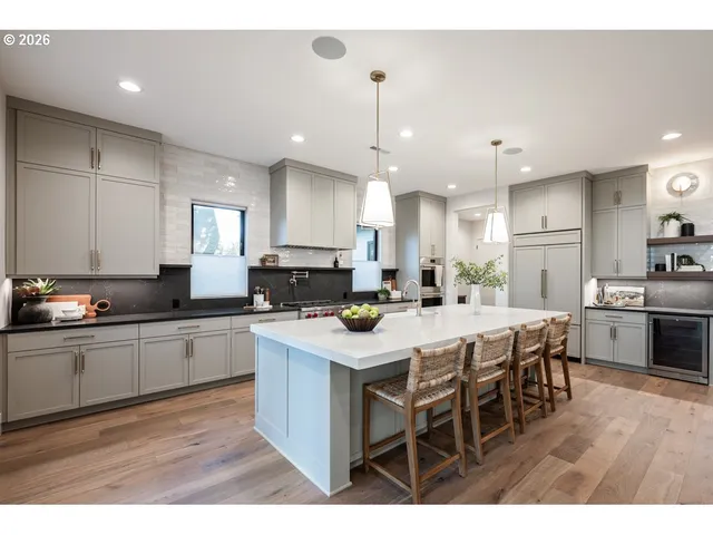 $2,999,900 | 2560 Southwest Glen Eagles Place, Lake Oswego, OR 97034