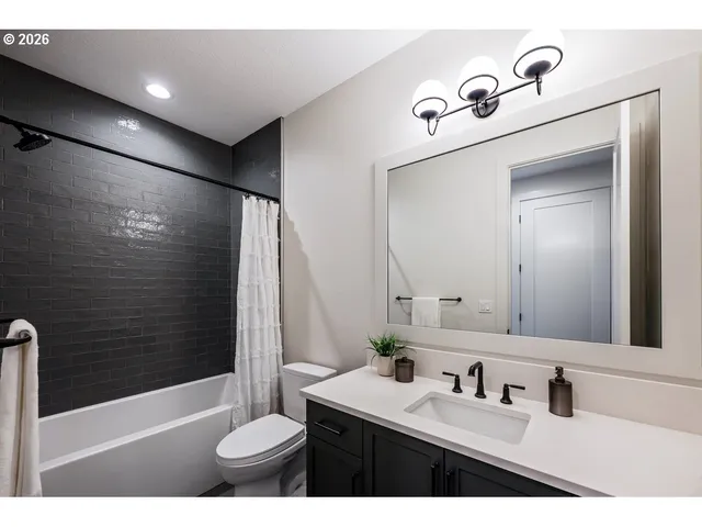 $2,999,900 | 2560 Southwest Glen Eagles Place, Lake Oswego, OR 97034