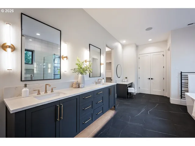 $2,999,900 | 2560 Southwest Glen Eagles Place, Lake Oswego, OR 97034