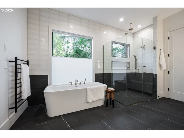 $2,999,900 | 2560 Southwest Glen Eagles Place, Lake Oswego, OR 97034