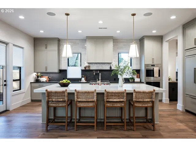 $2,999,900 | 2560 Southwest Glen Eagles Place, Lake Oswego, OR 97034