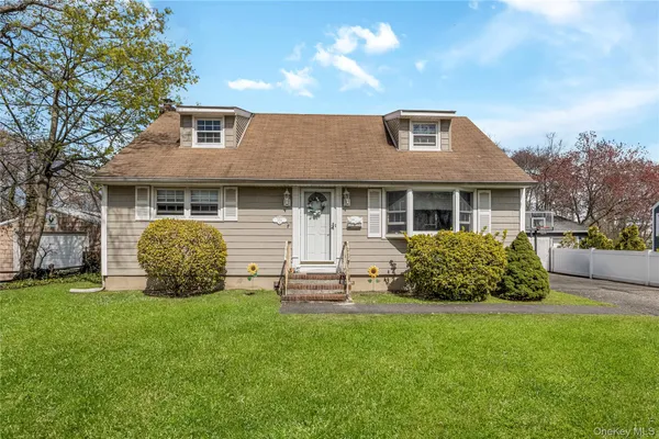 $599,000 | 384 South 11th Street, Lindenhurst, NY 11757