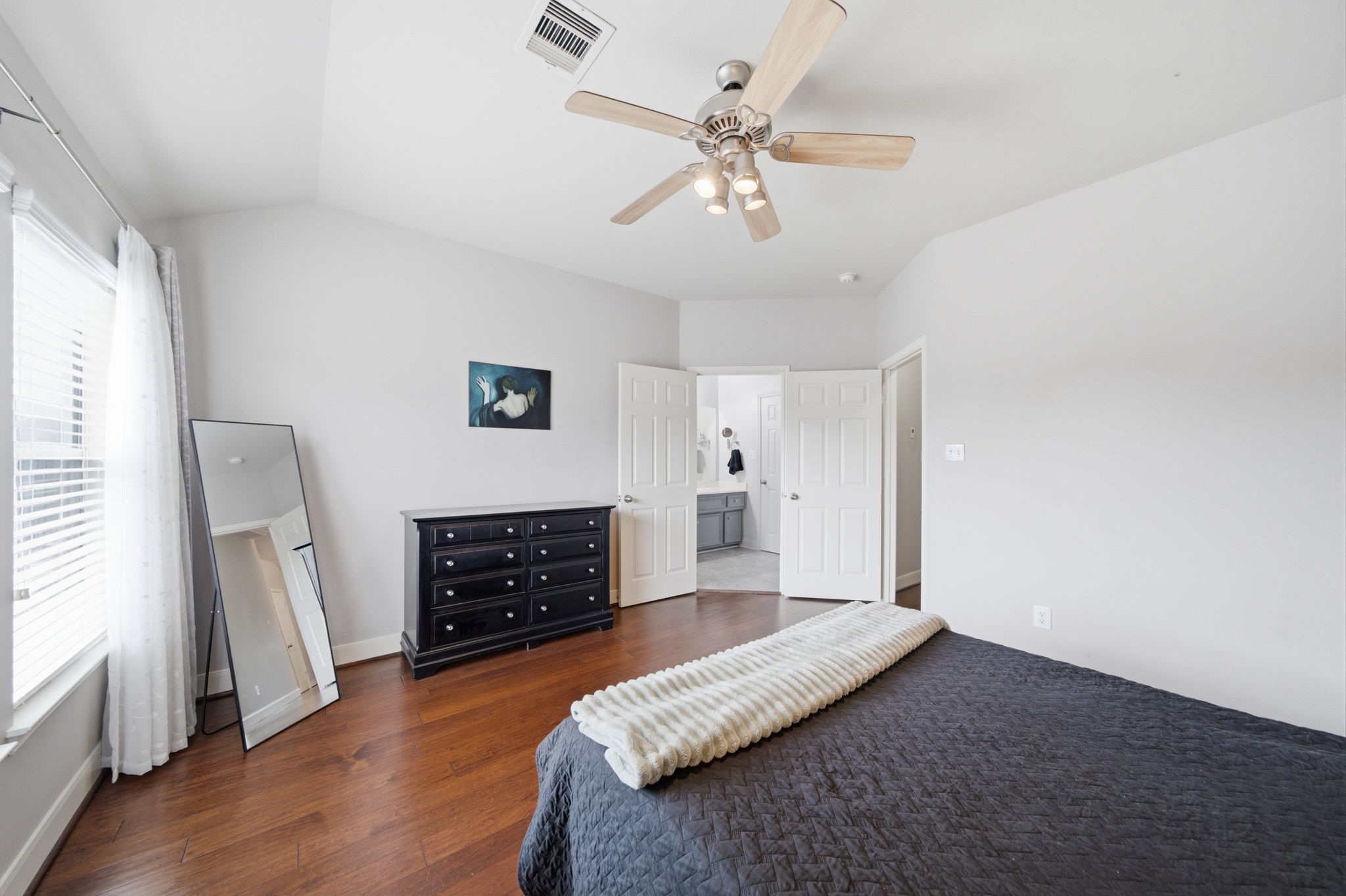 1716 Elgin Street Houston, TX 77004 - Photo 25 of 35 Primary bedroom with an en-suite bath