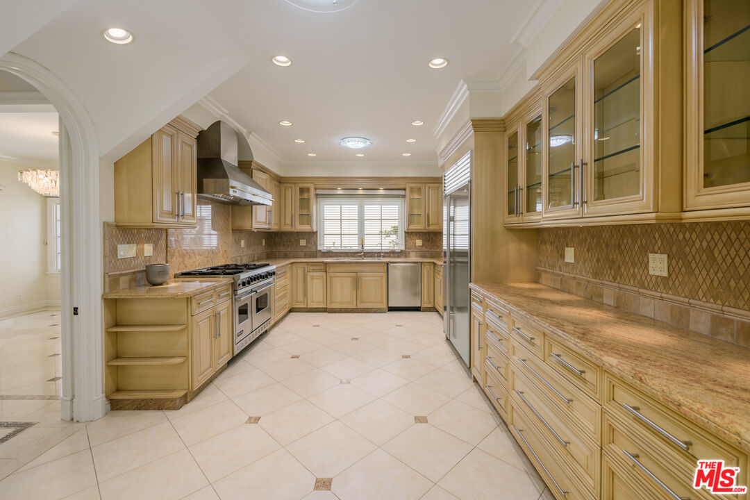 204 Foothill Road Beverly Hills, CA 90210 - Photo 7 of 33