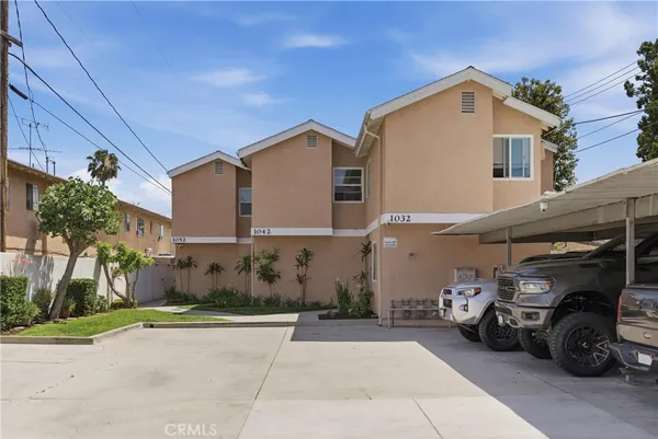 a view of a car park in front of house