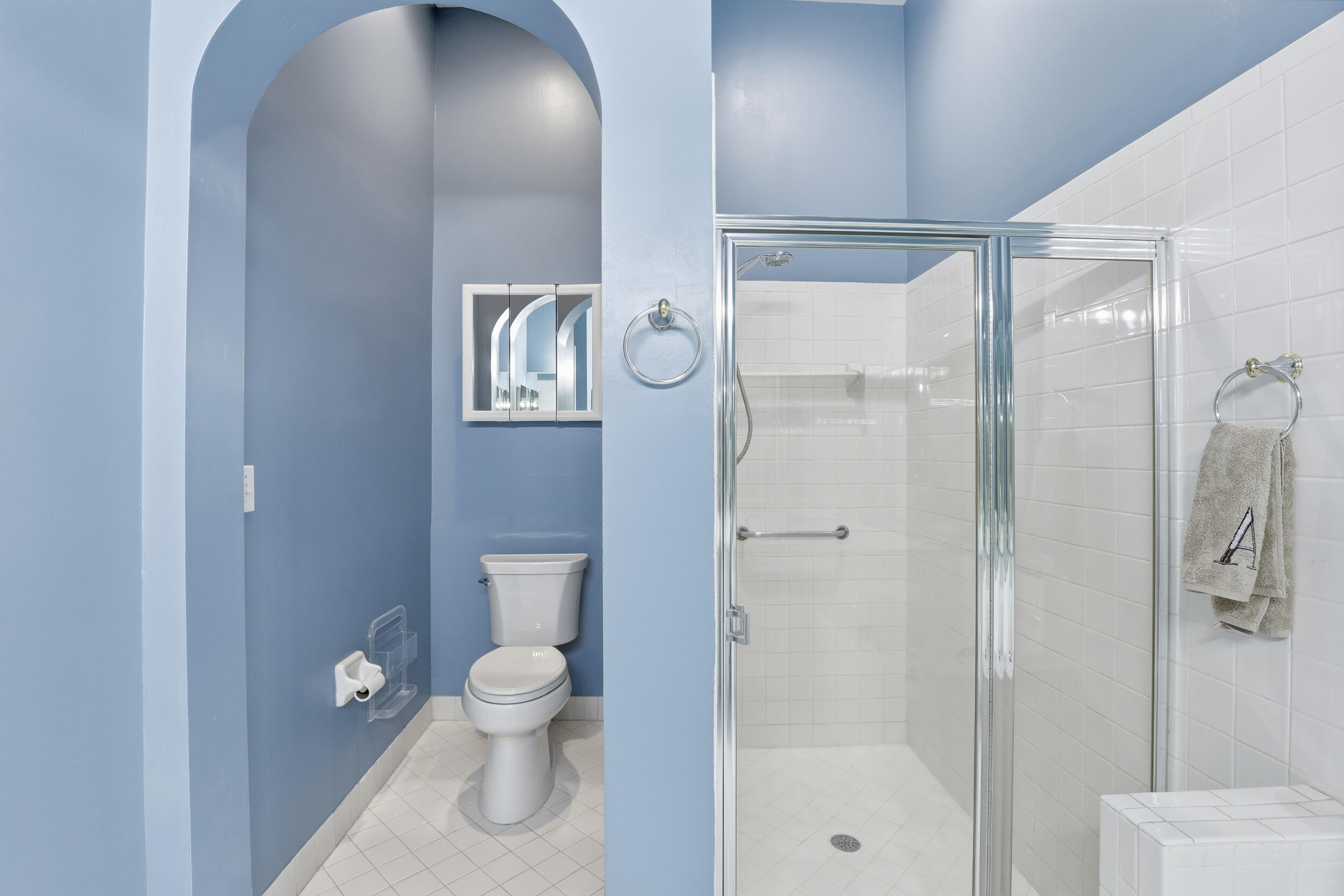 5405 Monterey Circle, Unit G Delray Beach, FL 33484 - Photo 42 of 72 Primary Ensuite Bathroom