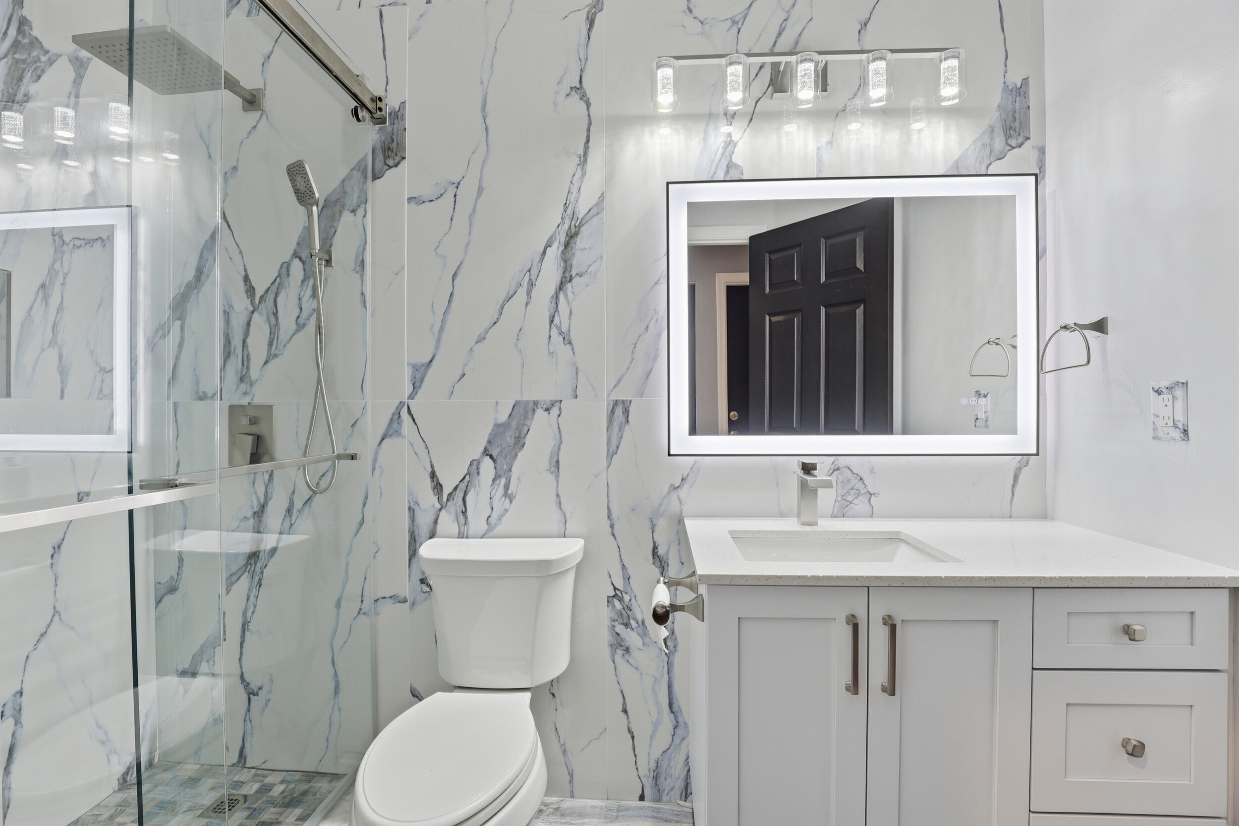 5405 Monterey Circle, Unit G Delray Beach, FL 33484 - Photo 49 of 72 Guest Bathroom