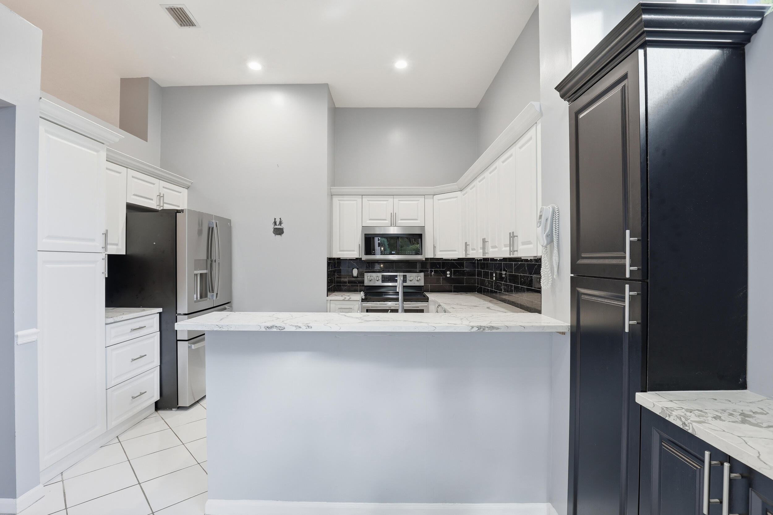 5405 Monterey Circle, Unit G Delray Beach, FL 33484 - Photo 7 of 72 Kitchen